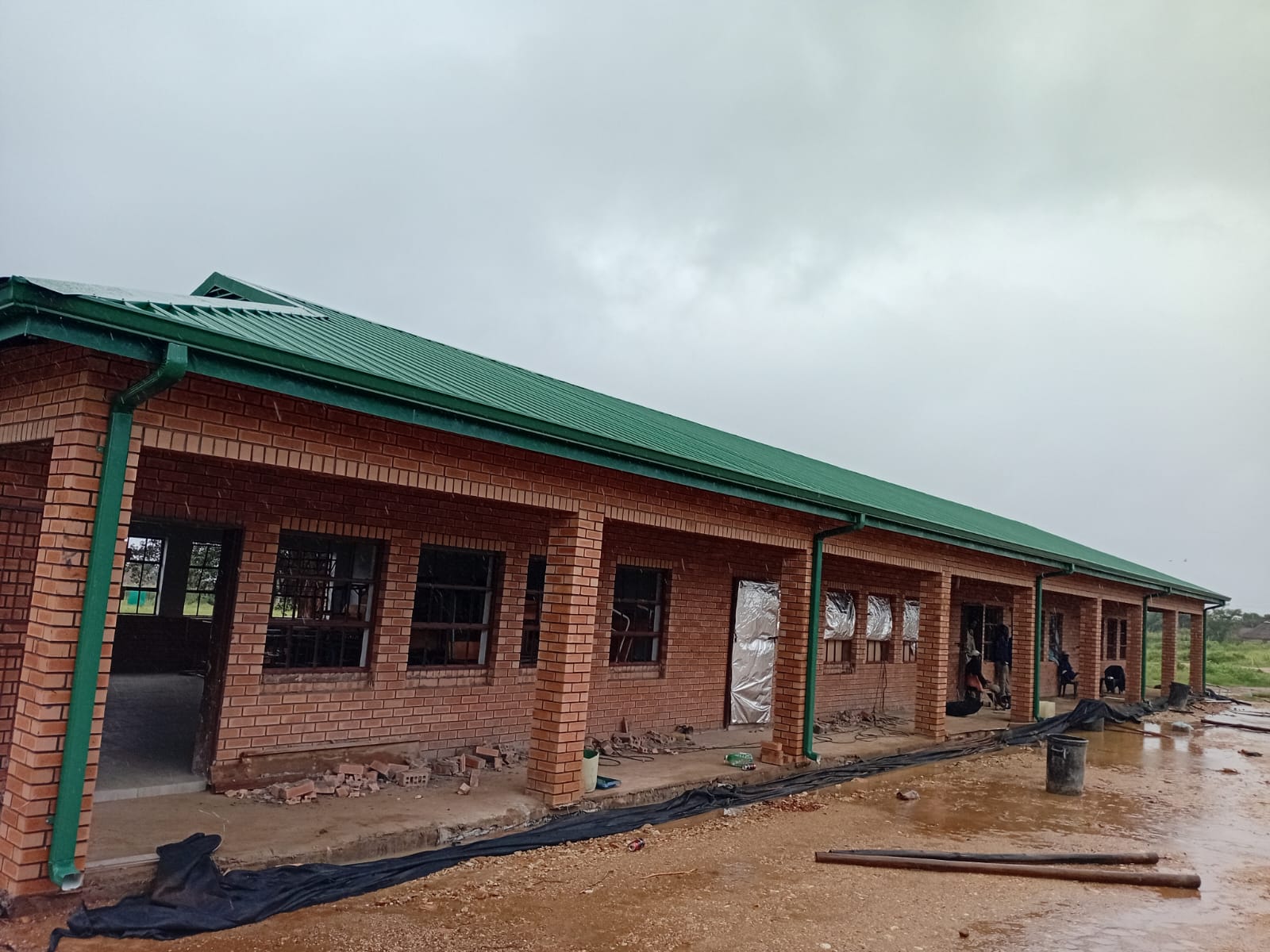 Custom-fit seamless gutter installation